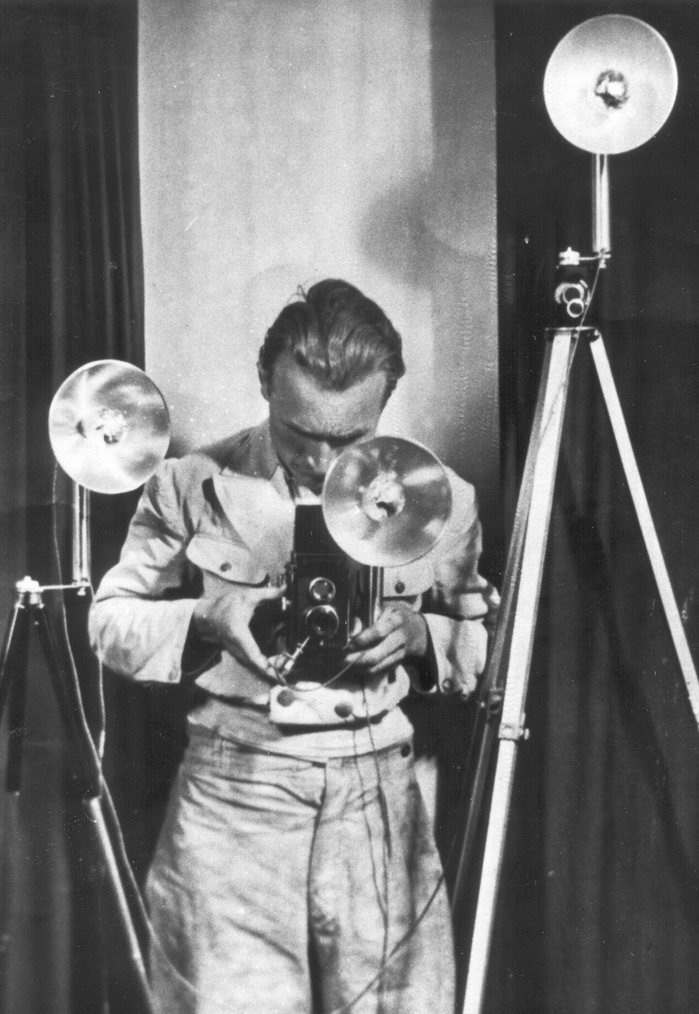 Der Erfinder Artur Fischer mit einem alten Fotografie-Gerät, das aus mehreren großen Teilen, Lampen etc. besteht.